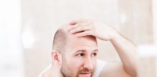 बाल झड़ने की दिकत होने लगी है, कैसे इसके होने का कारण और समाधान पता करें